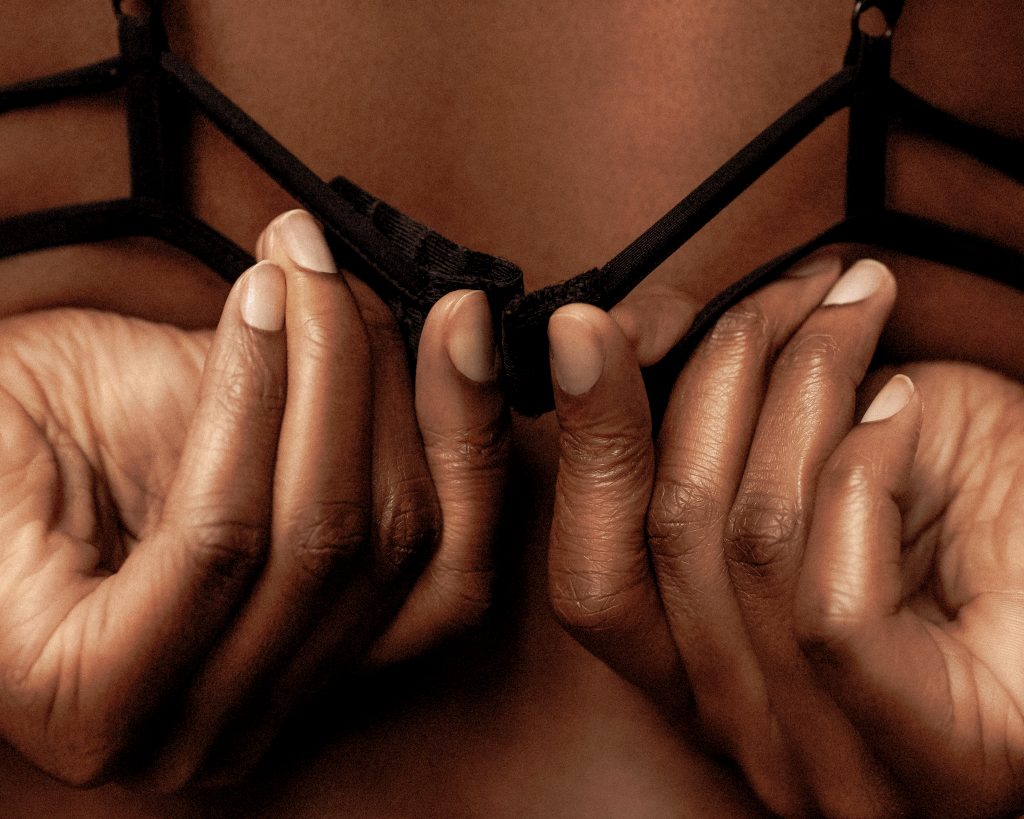 femme détachant sa brassière