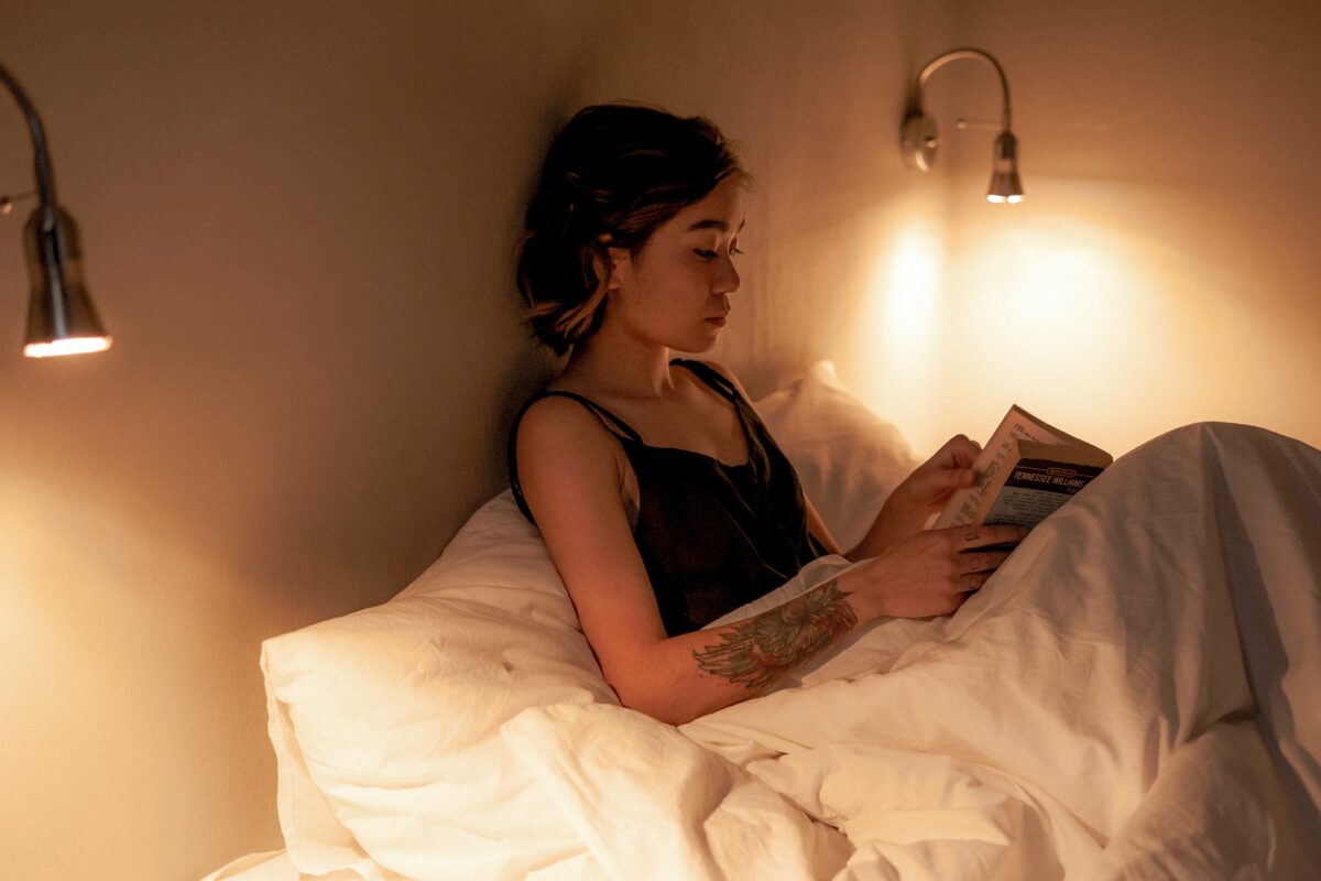 personne qui lit dans un lit