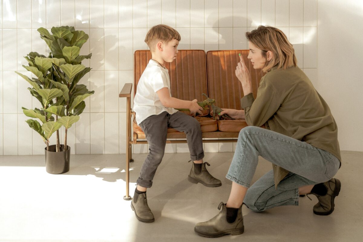 Un enfant et un parent se parlent.