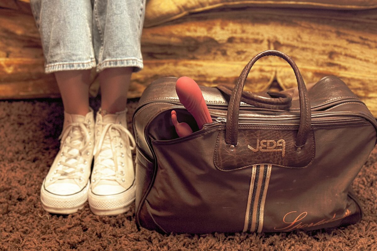 Photo d'un sac brun avec un jouet sexuel qui sort de la poche avant.
