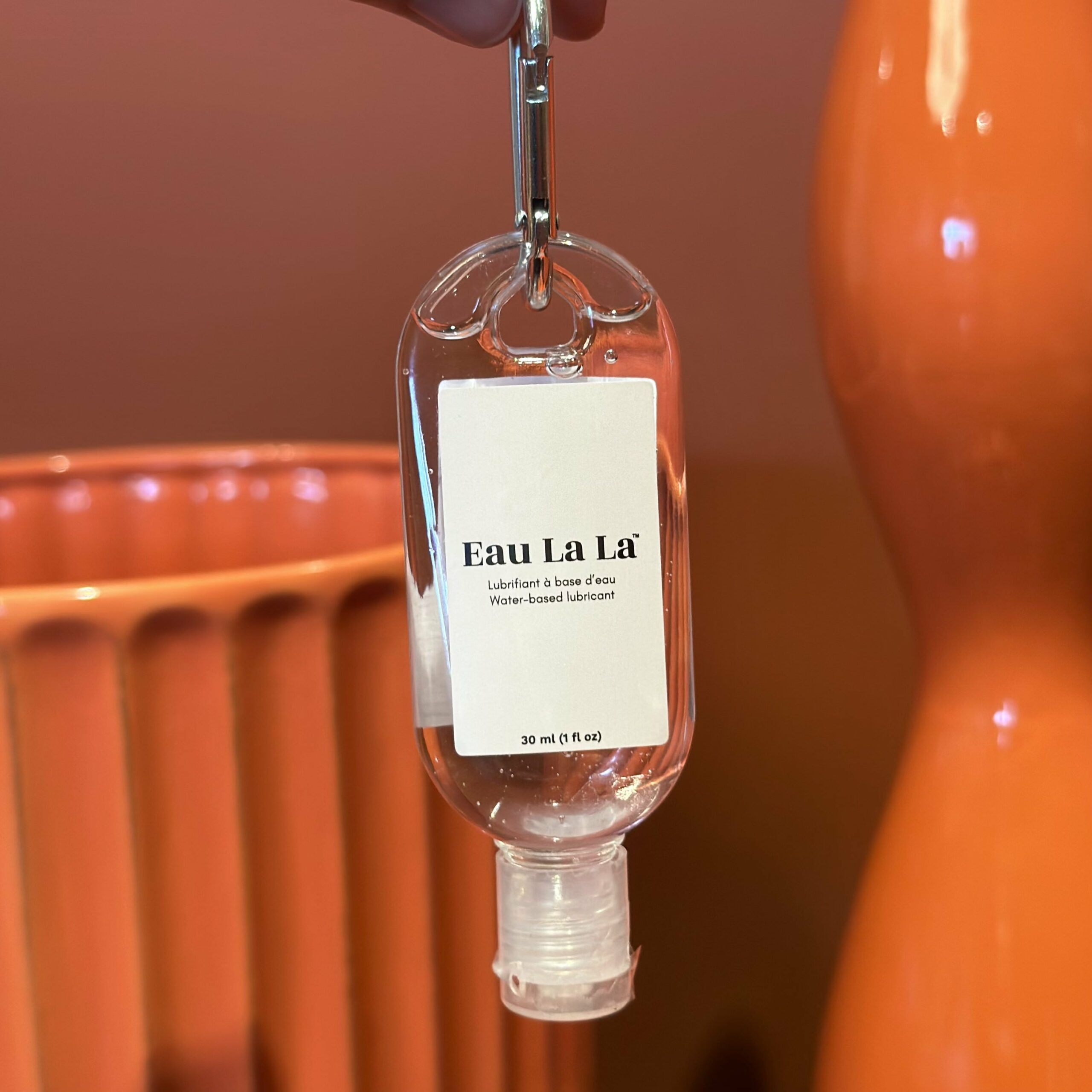 Bouteille de lubrifiant Eau La La Mini de Just A Little Fun sur un fond rouge
