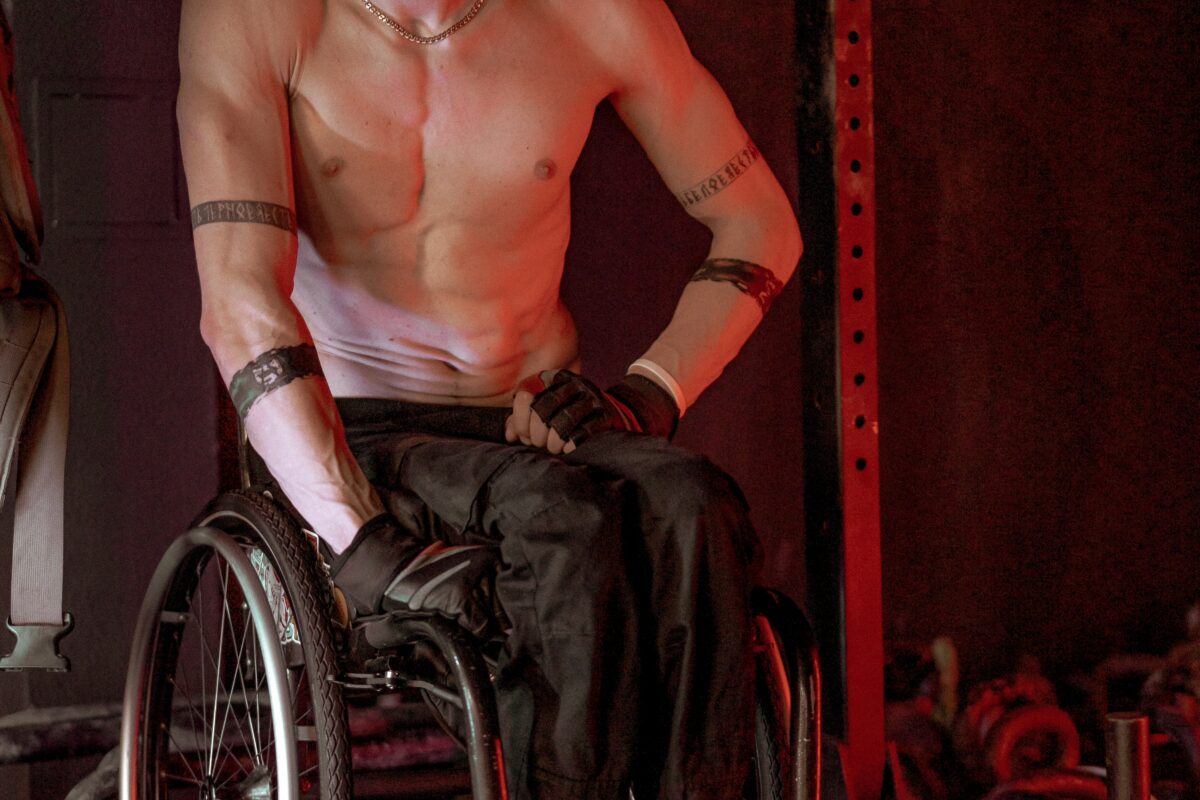 Personne au torse nu dans un fauteuil roulant