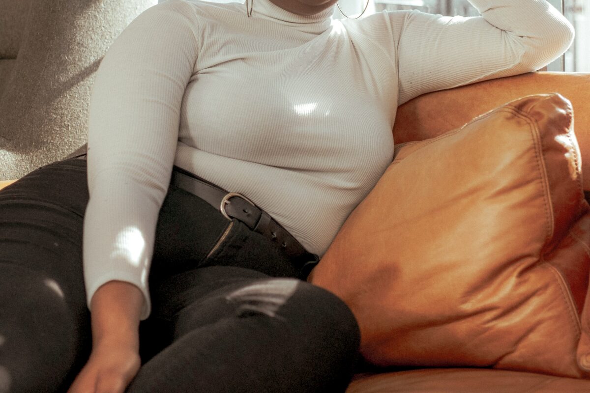 personne assise sur un sofa