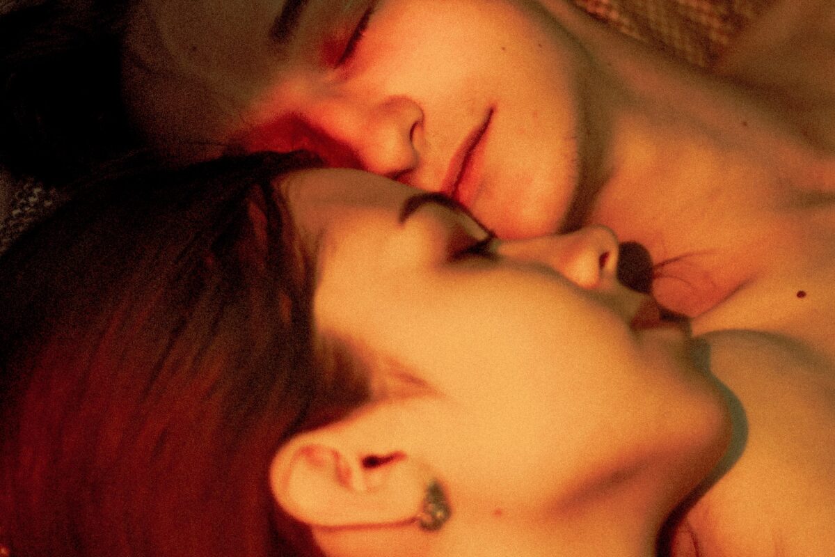 deux personnes sont couchées face à face