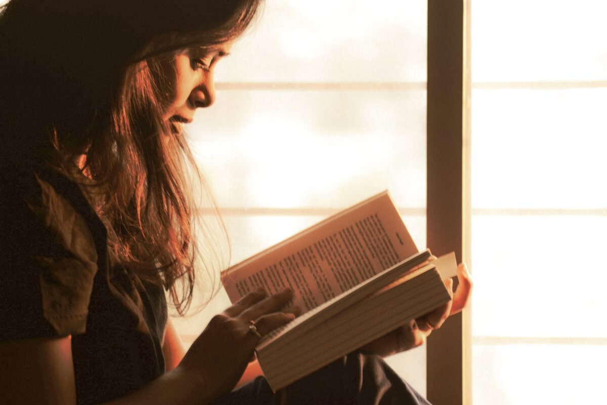 Une personne lit un livre