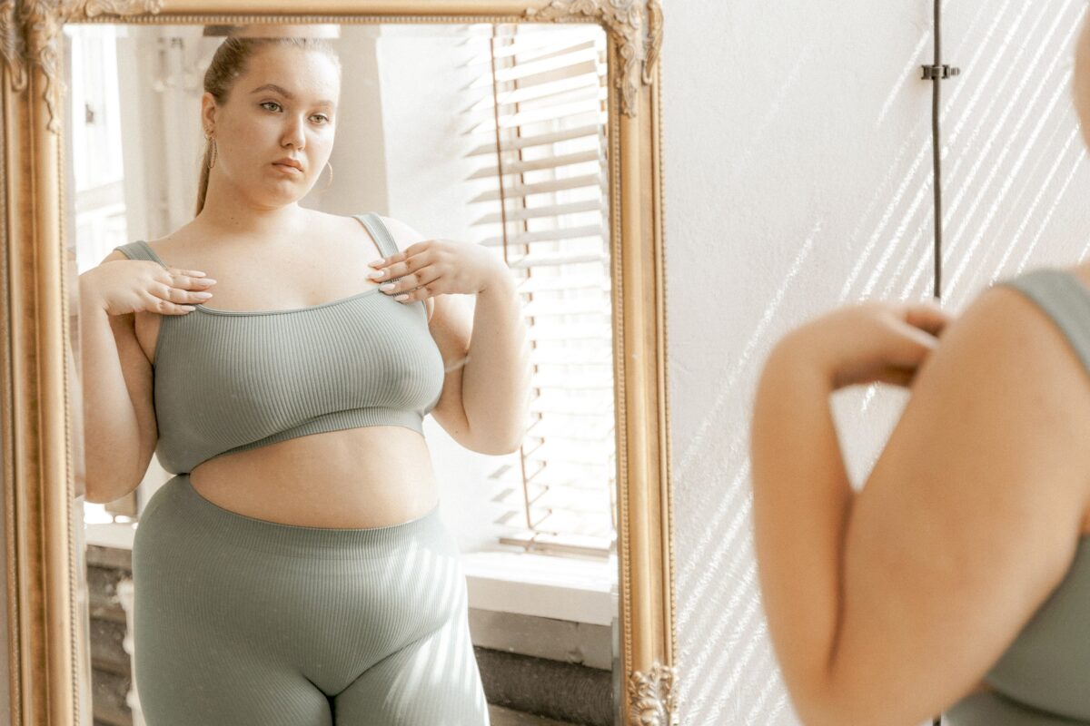 Une personne se regarde dans le miroir.