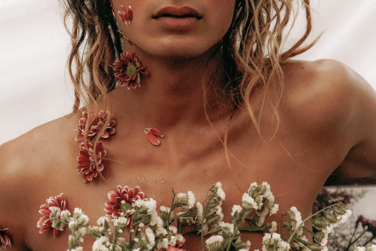 Gros plan du torse d'une personne recouvert de fleurs.